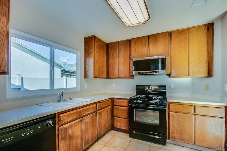Photo 6 of 17 - 5747 Christopher St, San Bernardino, CA 92407