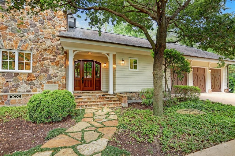 Photo 7 of 49 - 6630 Richardson Rd, Houston, TX 77069