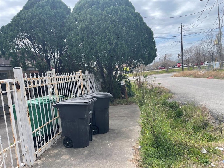 Photo 16 of 22 - 7824 Detroit St, Houston, TX 77017