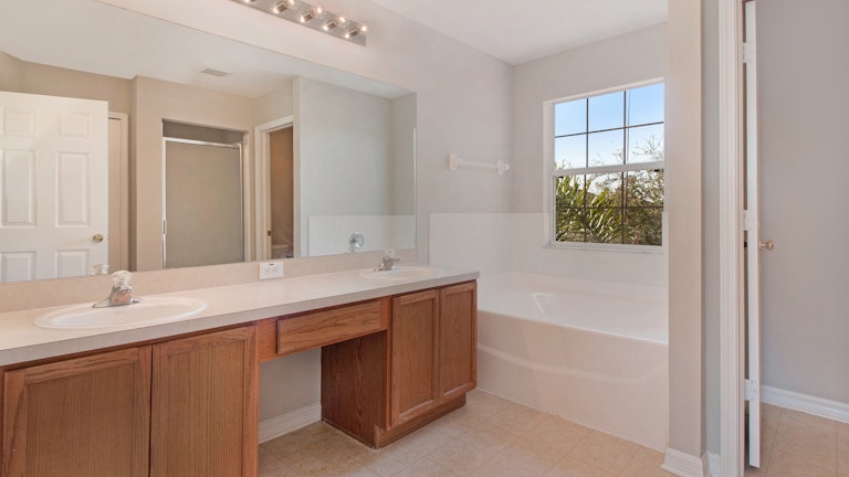 Photo 4 of 17 - 11302 Crestlake Village Dr, Riverview, FL 33569