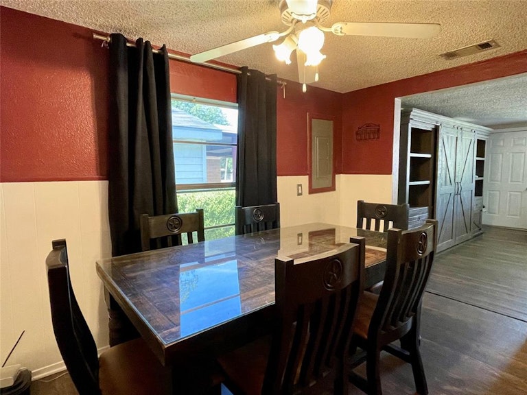Photo 12 of 26 - 131 N Roe St, Fort Worth, TX 76108