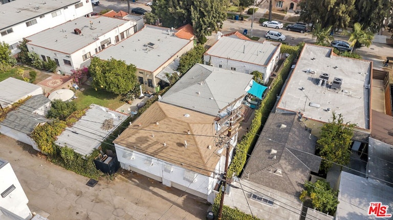 Photo 7 of 19 - 827 N McCadden Pl, Los Angeles, CA 90038