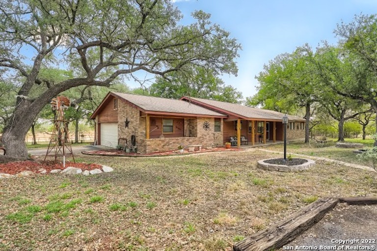 Photo 1 of 38 - 1122 Crescent Hill Dr, San Antonio, TX 78253