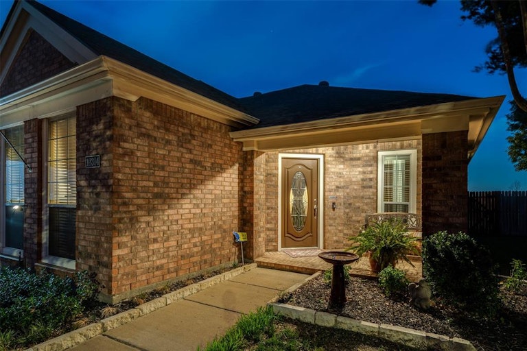 Photo 31 of 35 - 10304 Fossil Valley Dr, Fort Worth, TX 76131