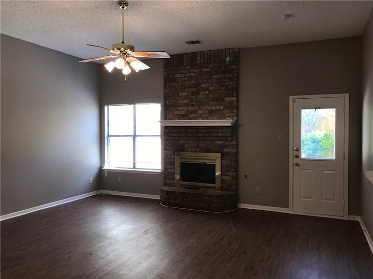 Photo 11 of 30 - 516 Tealridge Ln, Desoto, TX 75115