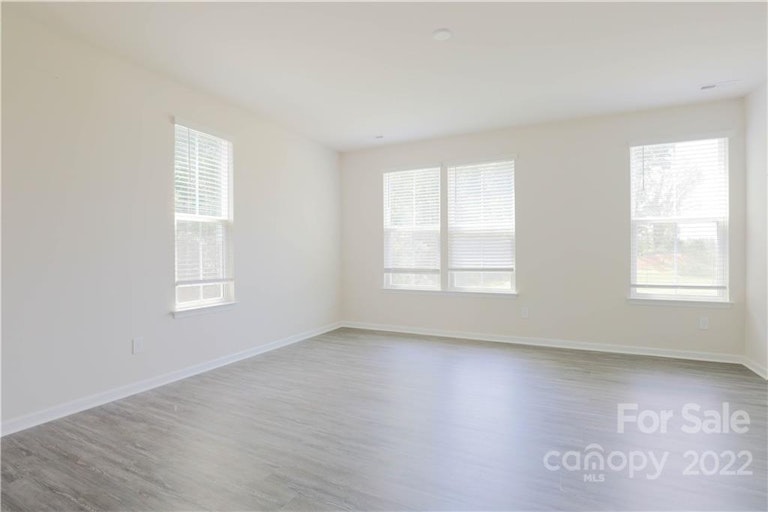 Photo 6 of 16 - 1156 Ashbury St, Charlotte, NC 28216