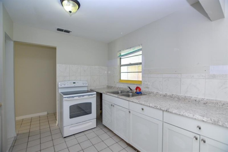 Photo 14 of 39 - 604 Deauville Ct, Kissimmee, FL 34758