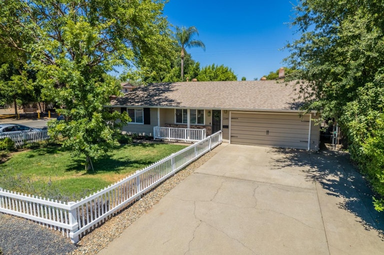 Photo 4 of 52 - 2341 Rogue River Dr, Sacramento, CA 95826