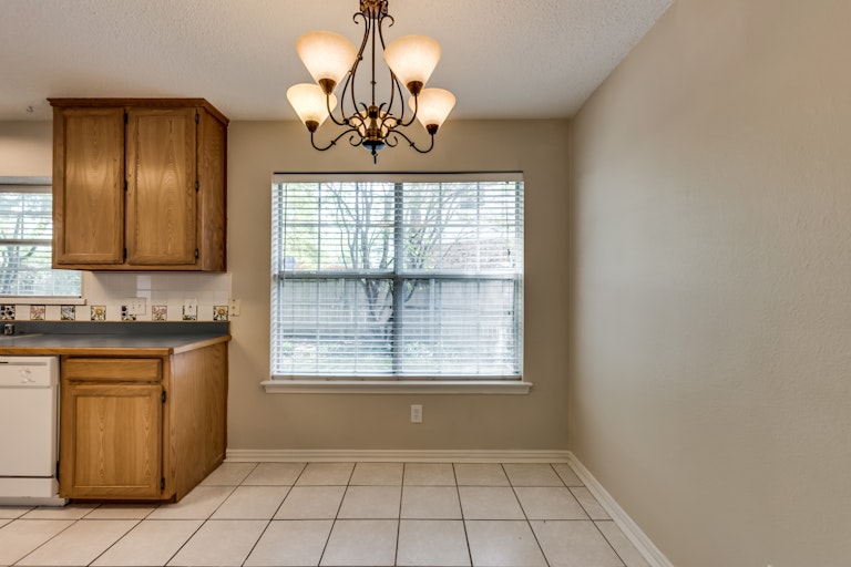Photo 14 of 30 - 509 Sides Ct, Lewisville, TX 75057