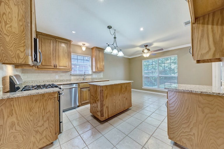 Photo 8 of 28 - 2225 Park Hurst Dr, Arlington, TX 76001