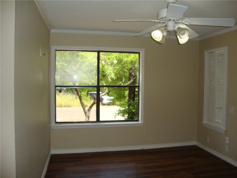 Photo 20 of 25 - 10716 Sunny Ln, Jonestown, TX 78645