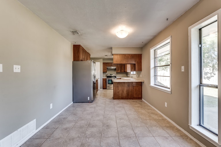 Photo 7 of 19 - 2117 Lea Meadow Cir, Corinth, TX 76208