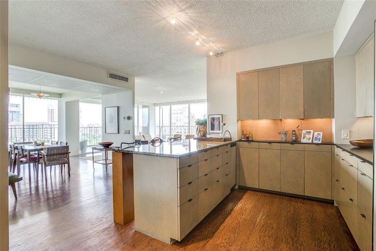 Photo 11 of 32 - 3310 Fairmount St #15C, Dallas, TX 75201