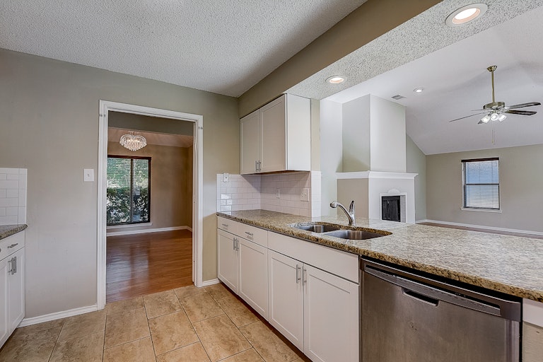 Photo 9 of 29 - 669 Thompson Dr, Coppell, TX 75019