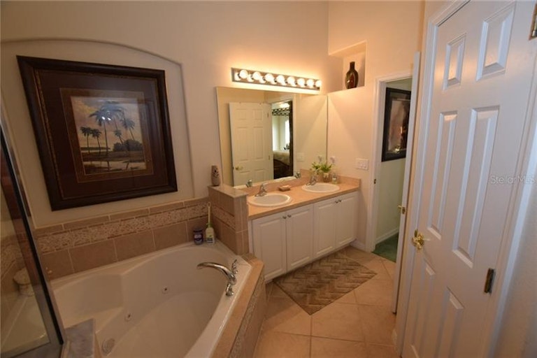 Photo 14 of 25 - 13908 Budworth Cir, Orlando, FL 32832