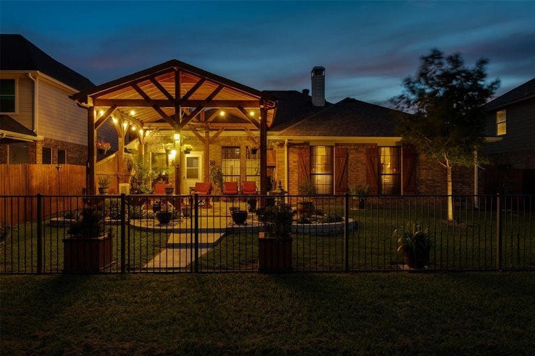 Photo 30 of 35 - 10304 Fossil Valley Dr, Fort Worth, TX 76131