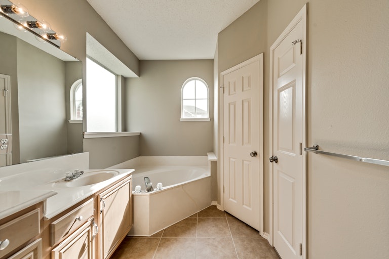Photo 17 of 26 - 812 Pebble Ridge Dr, Lewisville, TX 75067