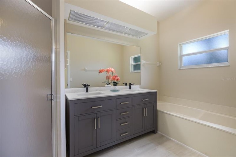 Photo 18 of 28 - 5706 Stone Pointe Dr, Sarasota, FL 34233