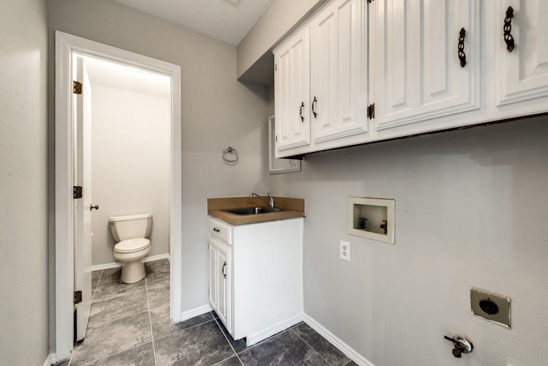 Photo 13 of 31 - 1115 Derbyshire Pl, Carrollton, TX 75007