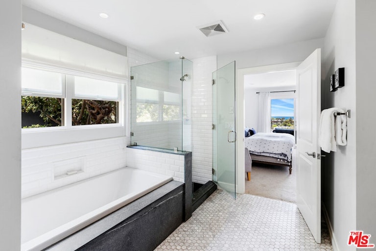 Photo 22 of 54 - 16656 Linda Ter, Pacific Palisades, CA 90272