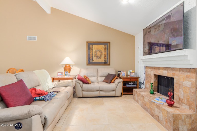 Photo 9 of 32 - 10424 E Cinnabar Ave, Scottsdale, AZ 85258