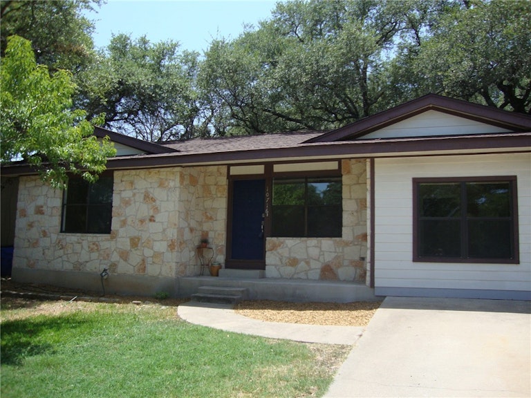 Photo 2 of 25 - 10716 Sunny Ln, Jonestown, TX 78645