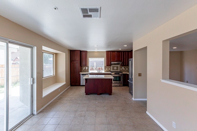 Photo 8 of 24 - 15641 Coventry Ln, Fontana, CA 92337