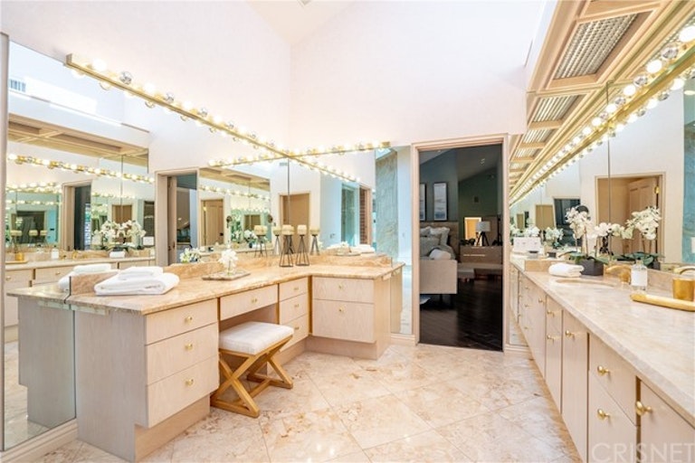 Photo 39 of 72 - 10214 Candleberry Ln, Northridge, CA 91324