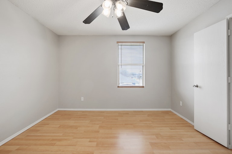 Photo 25 of 32 - 1300 Anna Lea Ln, Burleson, TX 76028