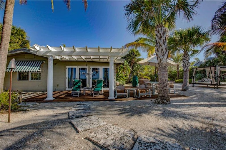Photo 11 of 25 - 621 Casey Key Rd, Nokomis, FL 34275