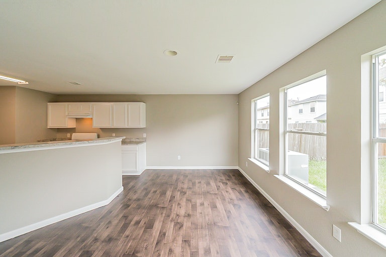 Photo 14 of 38 - 18910 Remington Mill Dr, Houston, TX 77073