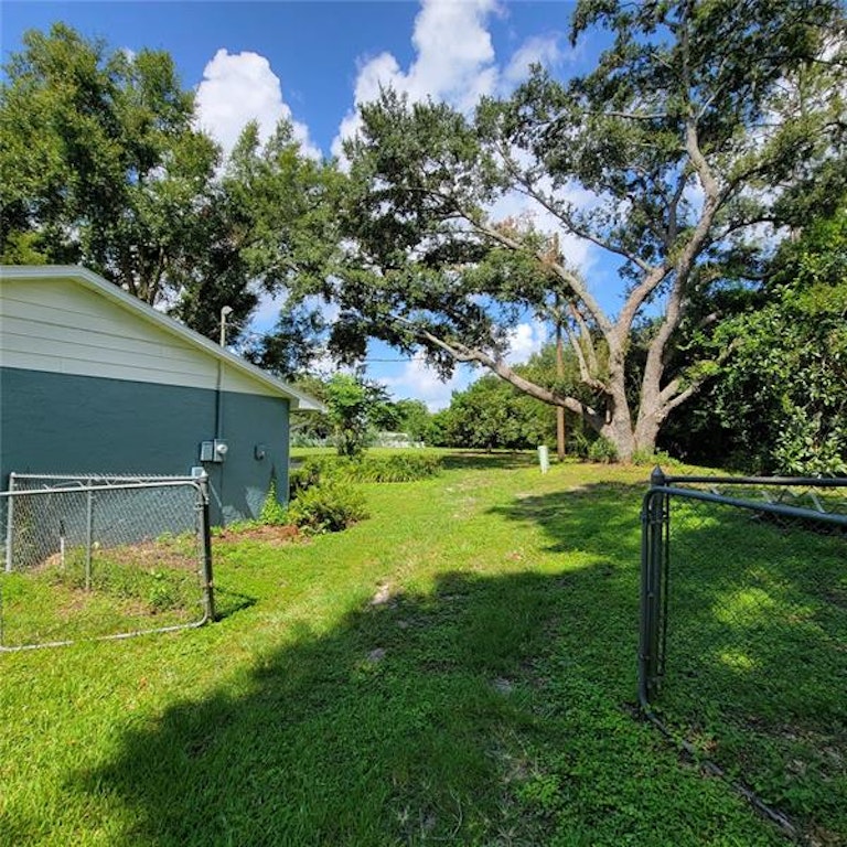 Photo 4 of 35 - 1449 Irma Rd, Eustis, FL 32726