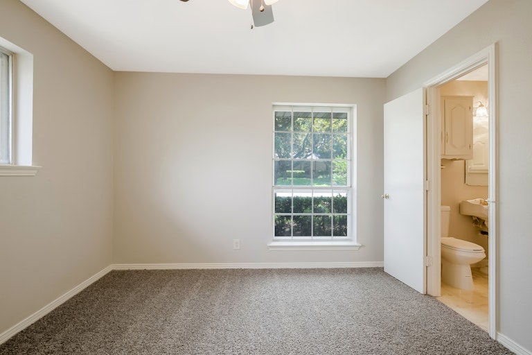 Photo 18 of 25 - 221 Meadowcreek Dr, Desoto, TX 75115