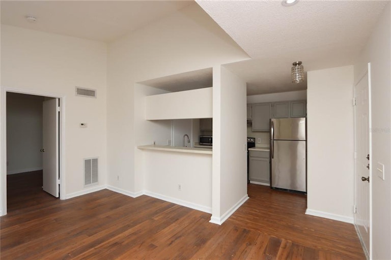 Photo 4 of 30 - 8681 Key Royale Ln #302, Tampa, FL 33614
