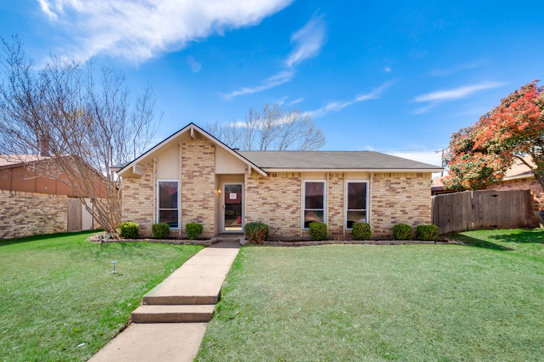 Photo 1 of 28 - 9507 Sophora Dr, Dallas, TX 75249