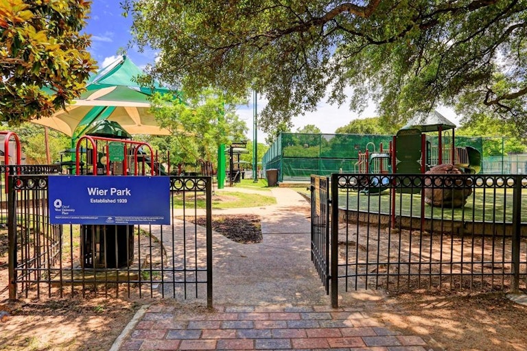Photo 27 of 27 - 2803 Amherst St, Houston, TX 77005