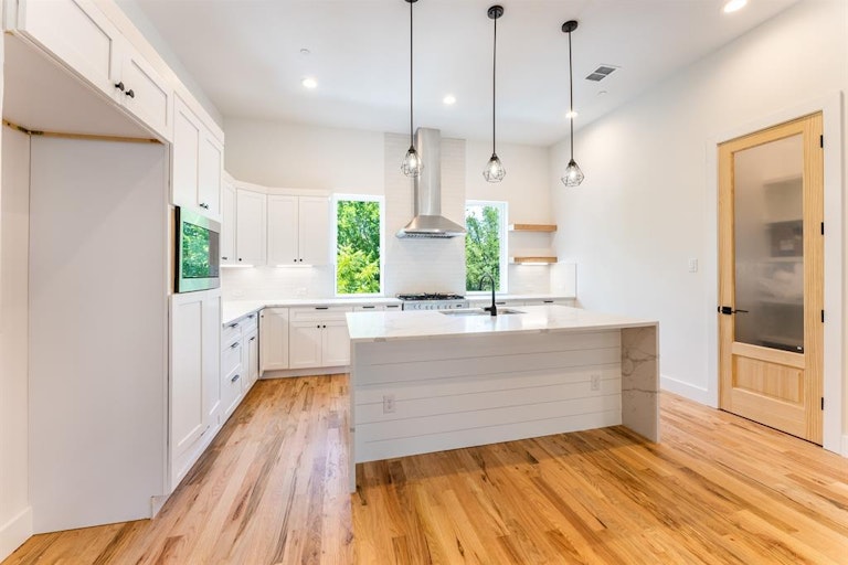 Photo 19 of 40 - 352 Foch St, Fort Worth, TX 76107