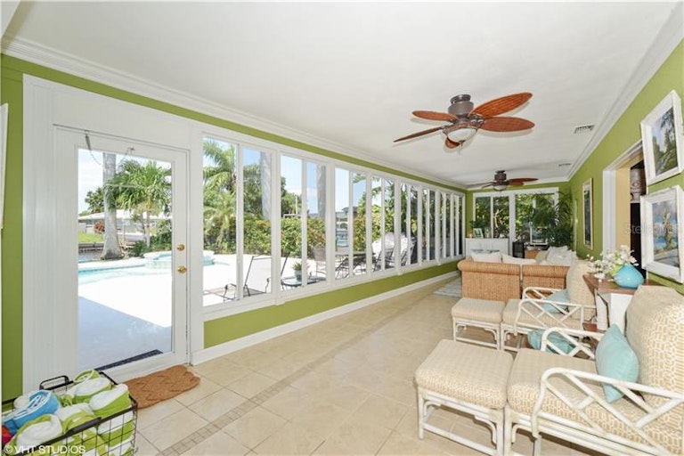 Photo 7 of 16 - 6332 Tanglewood Dr NE, Saint Petersburg, FL 33702