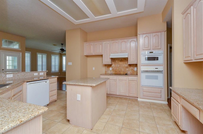 Photo 7 of 27 - 8227 Summer Reef Dr, Houston, TX 77095