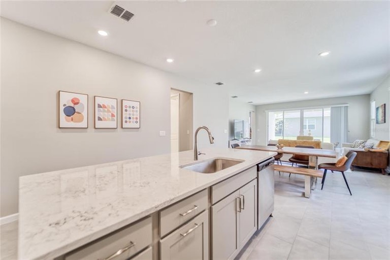 Photo 11 of 39 - 5428 Arlington River Dr, Lakeland, FL 33811