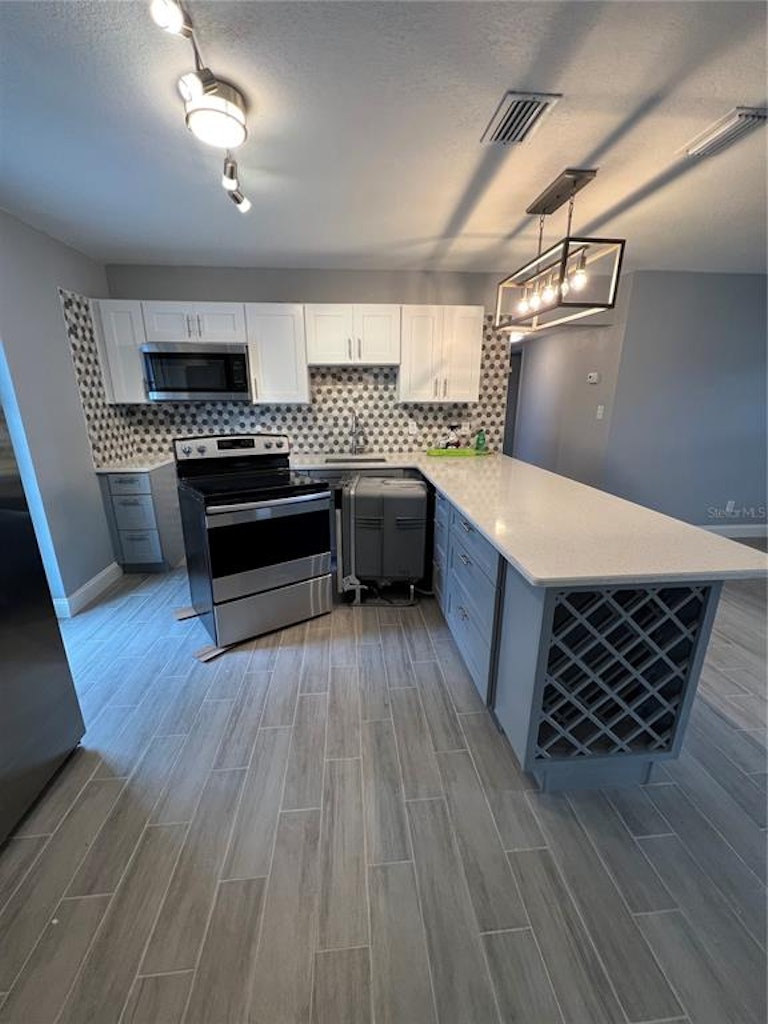 Photo 6 of 9 - 4712 W Fairview Hts, Tampa, FL 33616