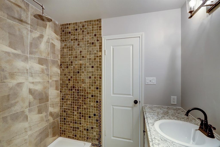 Photo 4 of 42 - 12643 Rip Van Winkle Dr, Houston, TX 77024