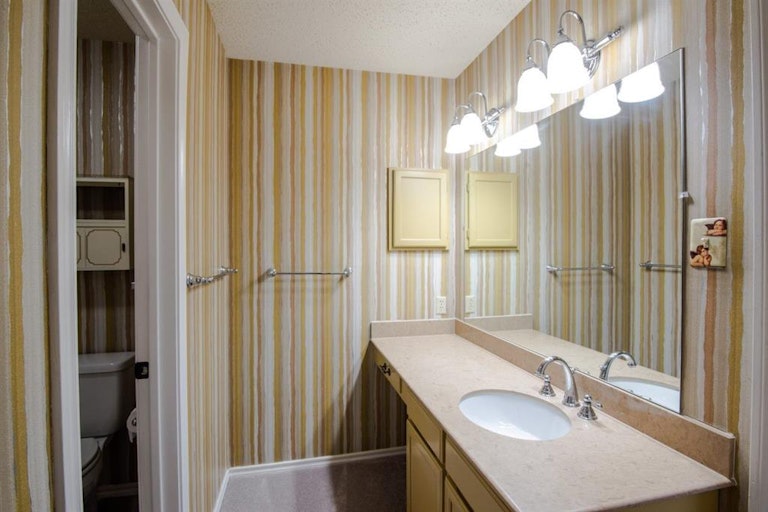 Photo 11 of 18 - 9547 Highland View Dr, Dallas, TX 75238