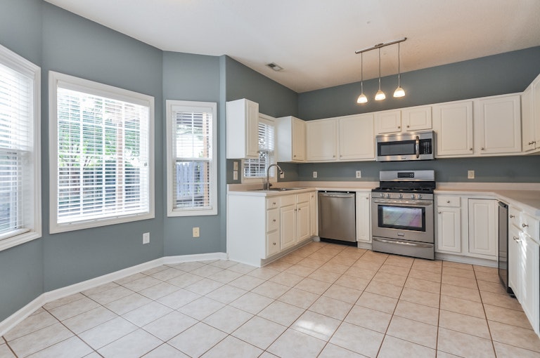 Photo 8 of 25 - 121 Danesway Dr, Holly Springs, NC 27540