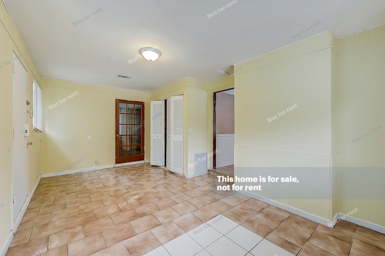 Photo 16 of 32 - 10559 Tulsa Rd, Jacksonville, FL 32218