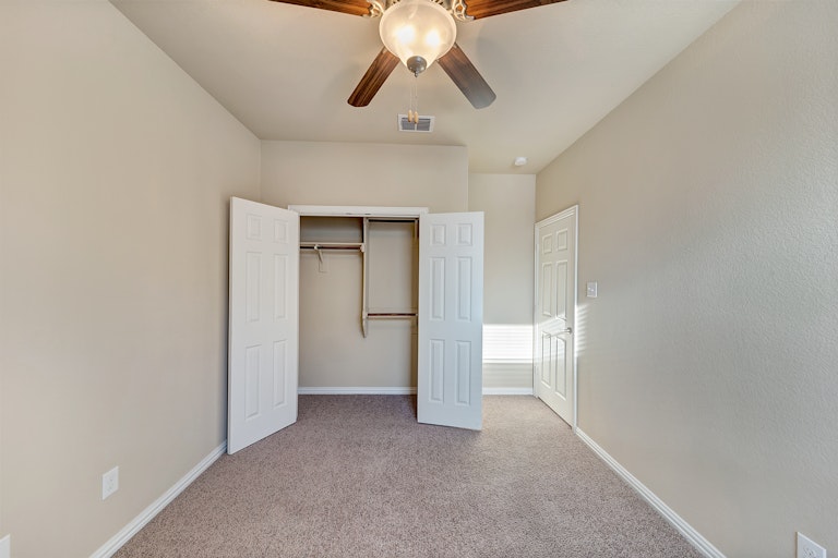 Photo 23 of 31 - 808 W Bend Blvd, Burleson, TX 76028