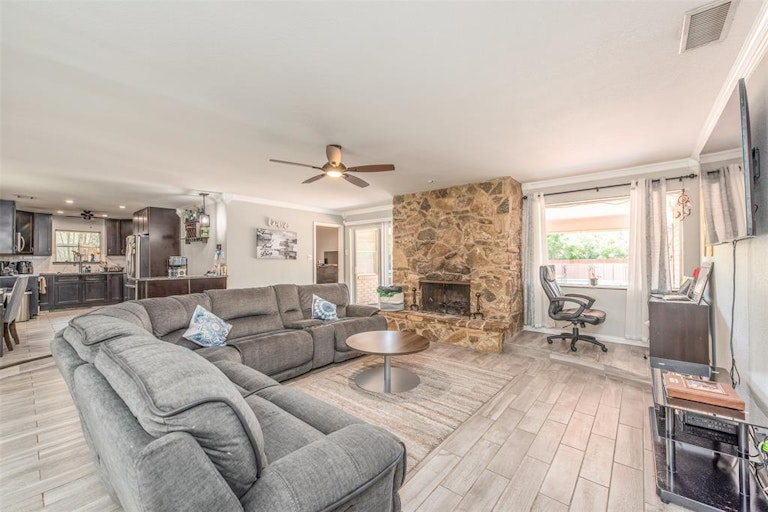 Photo 17 of 23 - 3805 Glenmont Dr, Fort Worth, TX 76133
