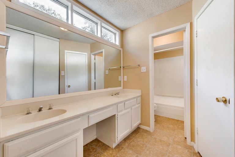 Photo 14 of 25 - 419 Thorn Wood Dr, Euless, TX 76039