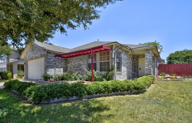Photo 2 of 27 - 818 Willow Xing, New Braunfels, TX 78130