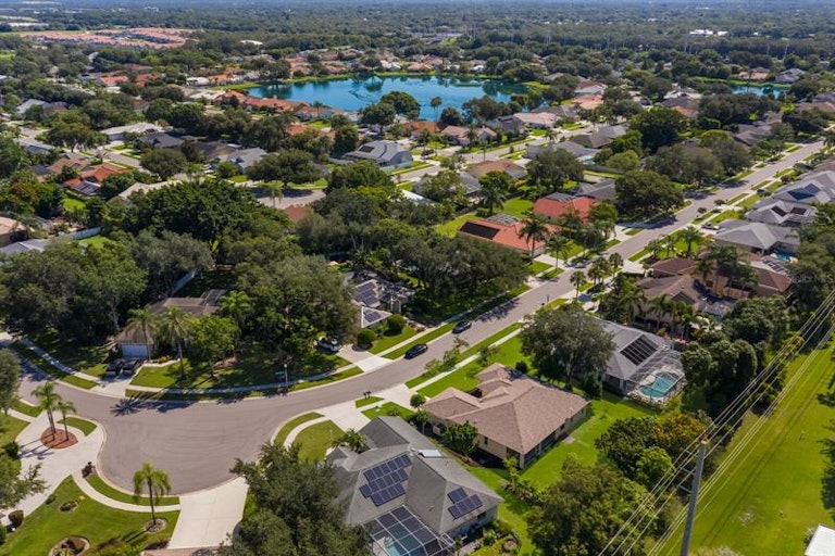 Photo 3 of 28 - 5706 Stone Pointe Dr, Sarasota, FL 34233
